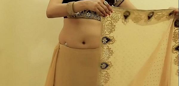  HOT GIRL SAREE WEARING and Showing her NAVEL and BACK